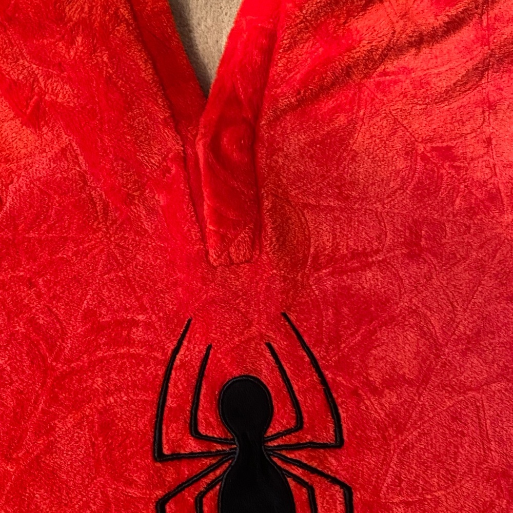 Spiderman Throwbee Poncho Blanket - Picture 2 of 4